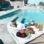 Iris Aparthotel 4*